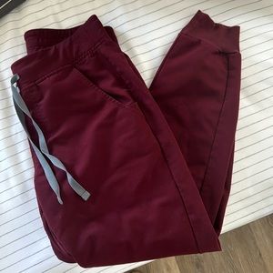 Figs maroon Zamora small petite jogger scrub pant